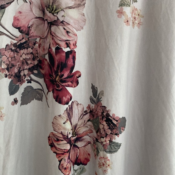 Blumin short sleeve v-neck top with floral detailing. - Picture 2 of 7